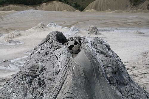Vulcanii Noroiosi (Muddy Volcanoes)
