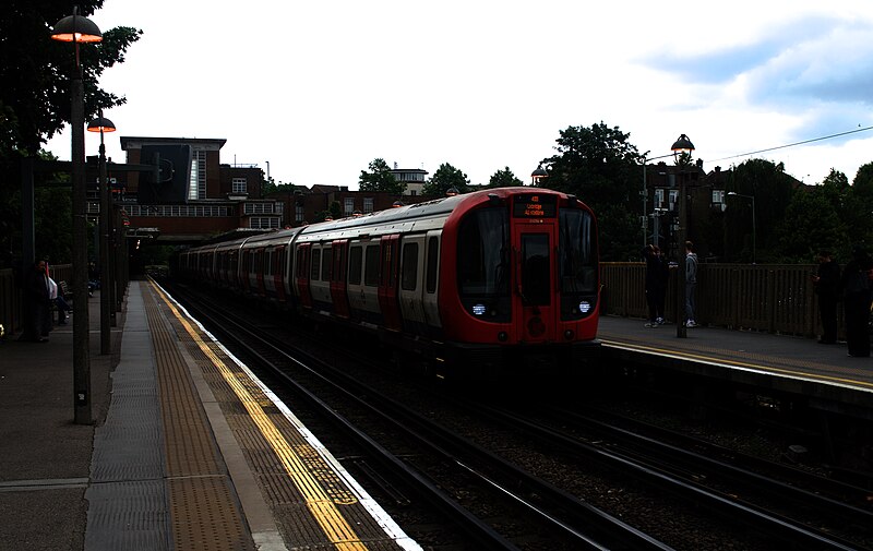 Rayners Lane tube station